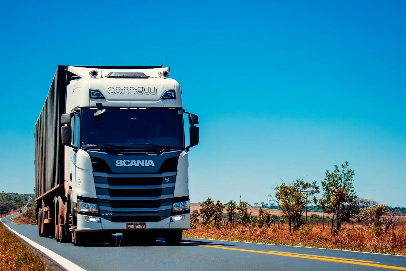 Caminhão em rodovia para rastreamento de transportadoras
